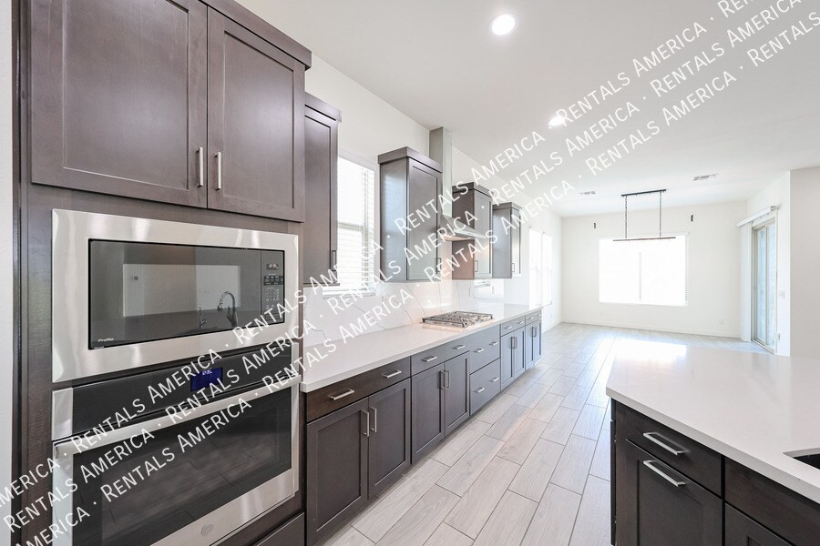 Building Photo - 1530 E San Carlos Way