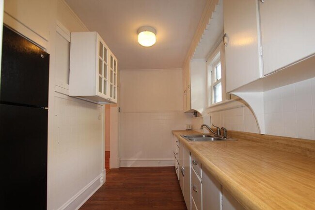 Building Photo - 14 Crombie St