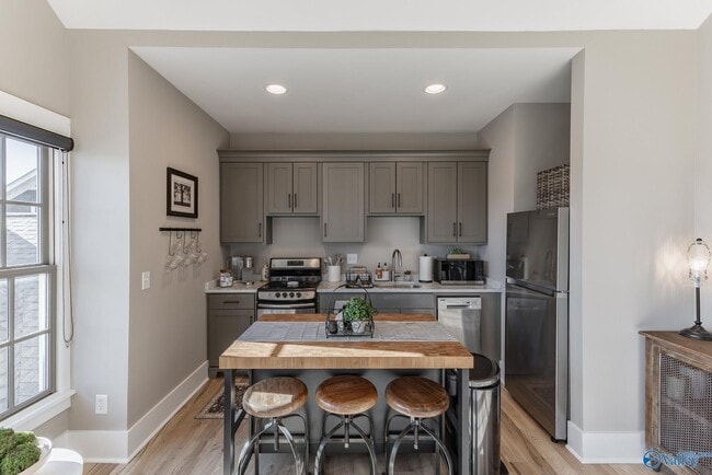 Building Photo - 32 Hillcrest Ave NW