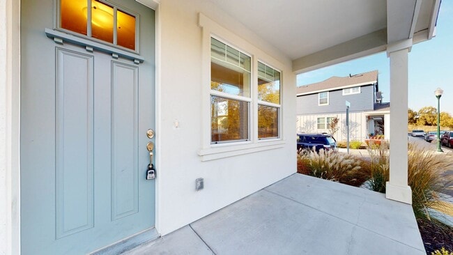 Building Photo - Beautiful 3 Bedroom 3 Full bath with 1 Car...