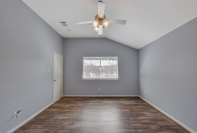 Building Photo - 855 Lake View Dr