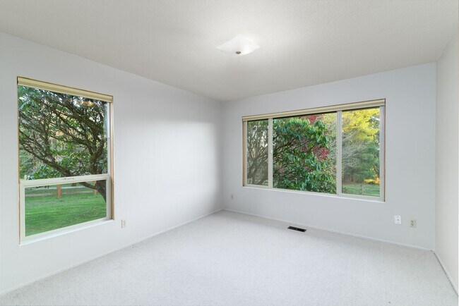 Building Photo - Expansive 5-Bedroom Lake Oswego Property N...