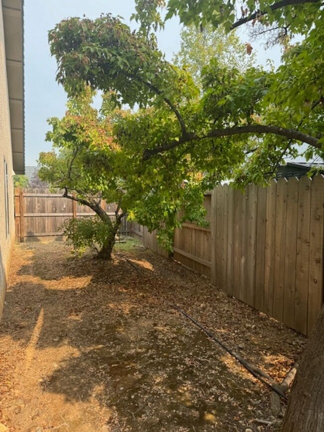 Building Photo - Home in Country Heights Subdivision Area w...
