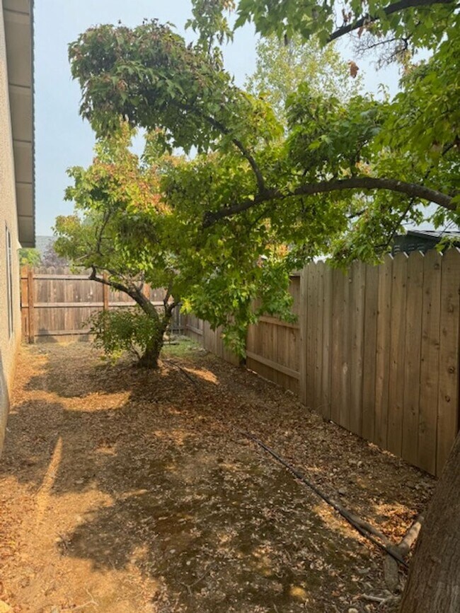 Building Photo - Home in Country Heights with Landscaping i...