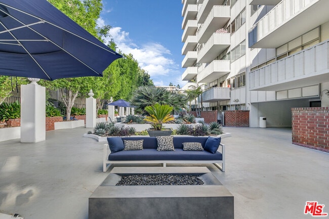 Building Photo - 7135 Hollywood Blvd