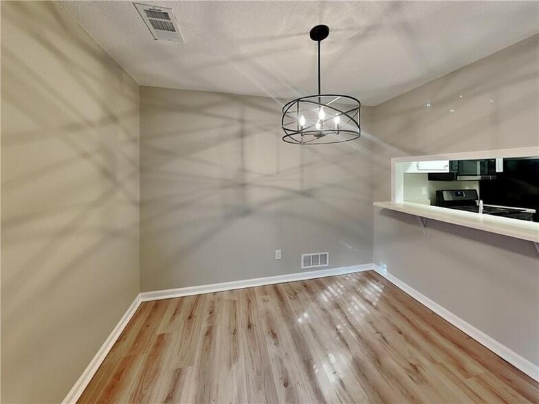 Building Photo - 5022 Hawthorne Ct