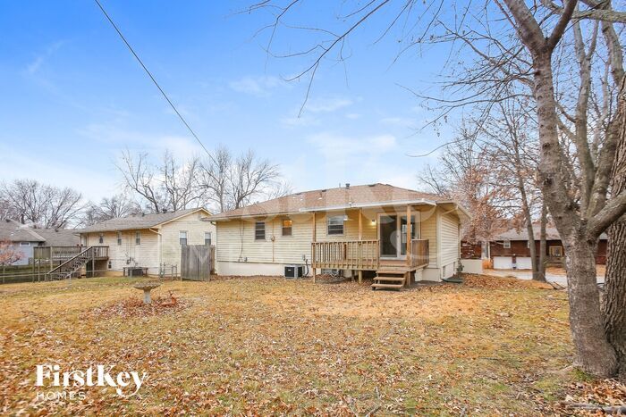 Building Photo - 7625 NW Milrey Dr