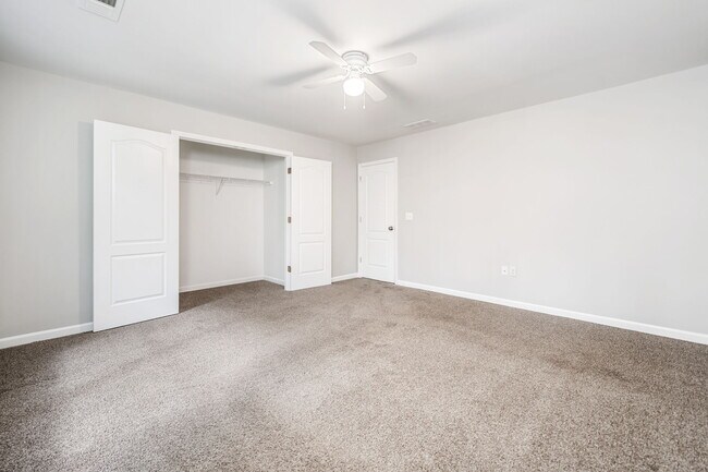 Building Photo - 82 Brookvalley Ct W