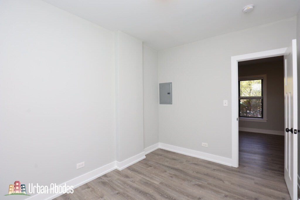 Building Photo - 711 W Brompton Ave