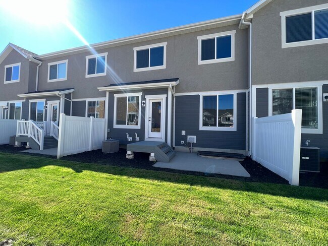 Building Photo - 4 bedroom/2.5 bathroom Townhome in Lehi
