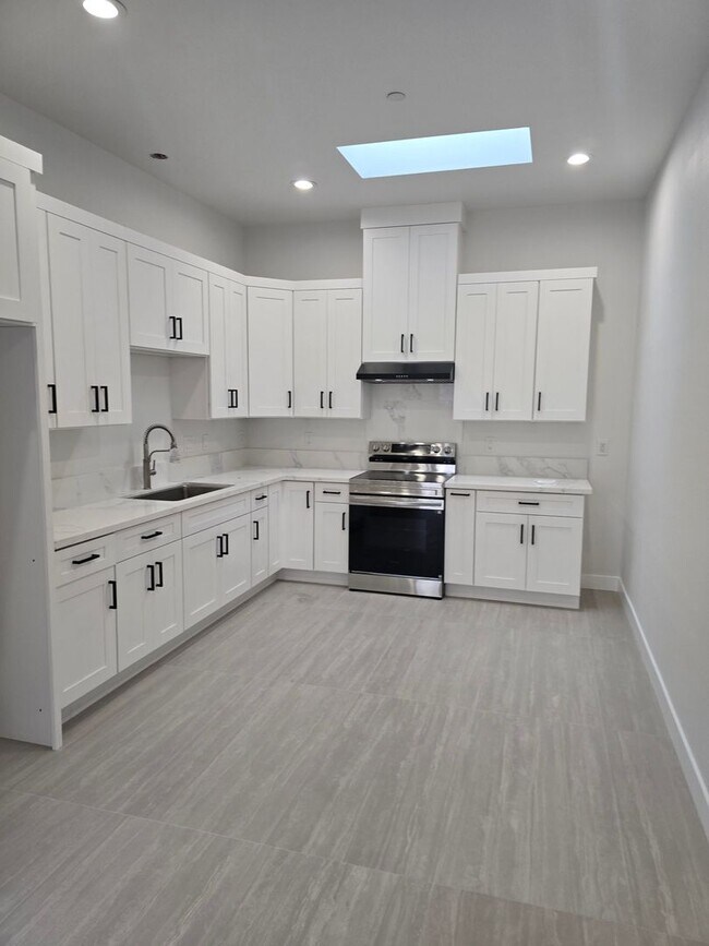 Building Photo - 12685 Aristocrat Ave