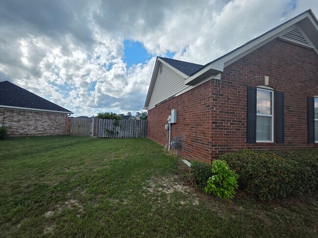 Building Photo - Nice 3 BD/ 2 BA Home