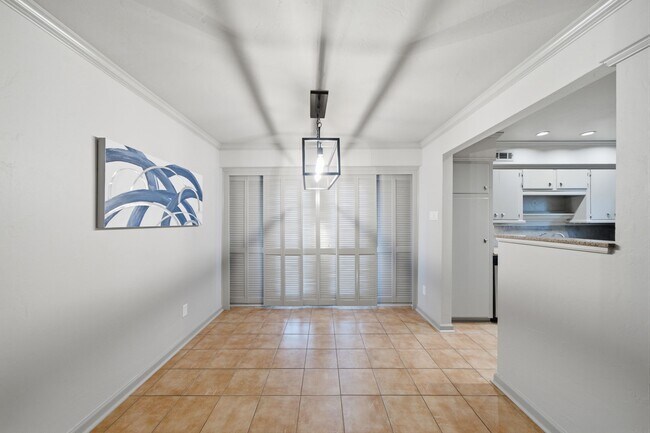 Building Photo - 2744 Briarhurst Dr