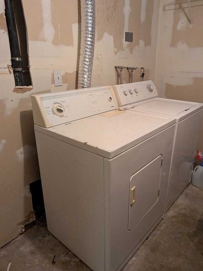 Building Photo - 3 Bedroom 1 Bathroom Apartment in Golden!