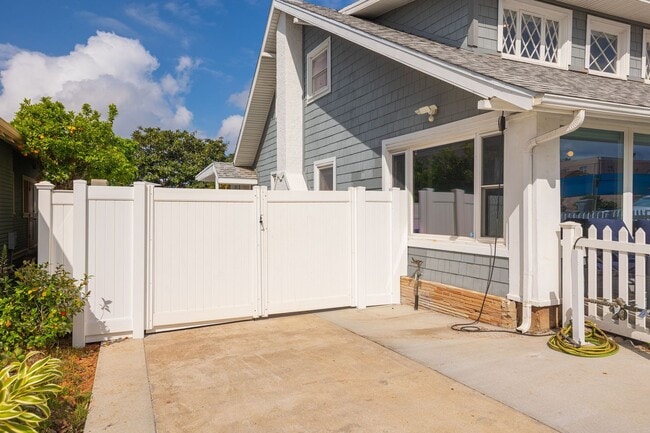 Building Photo - Beautifully updated 3-bedroom, 2.5-bathroom Craftsman in the heart of South Park