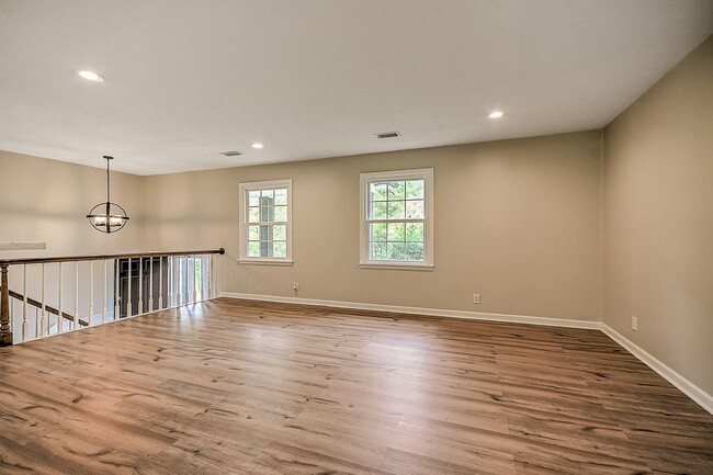 Building Photo - Beautiful split foyer home in Colonial Hei...