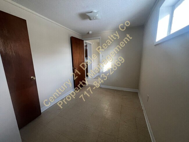 Building Photo - One Level Two bedroom home in York Suburban School District