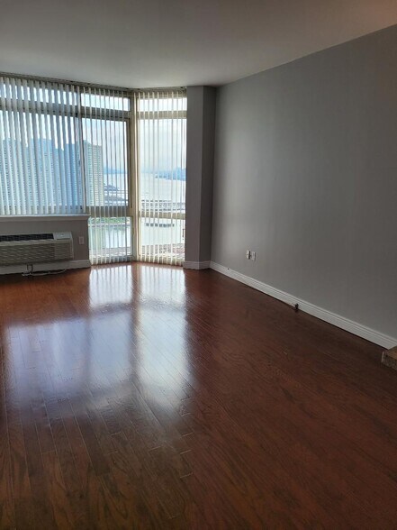 Building Photo - 20 2ND St