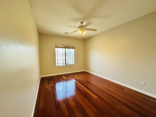 Building Photo - 672 W Raven Dr