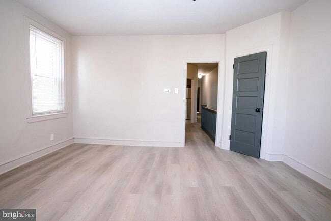 Building Photo - 5446 W Berks St