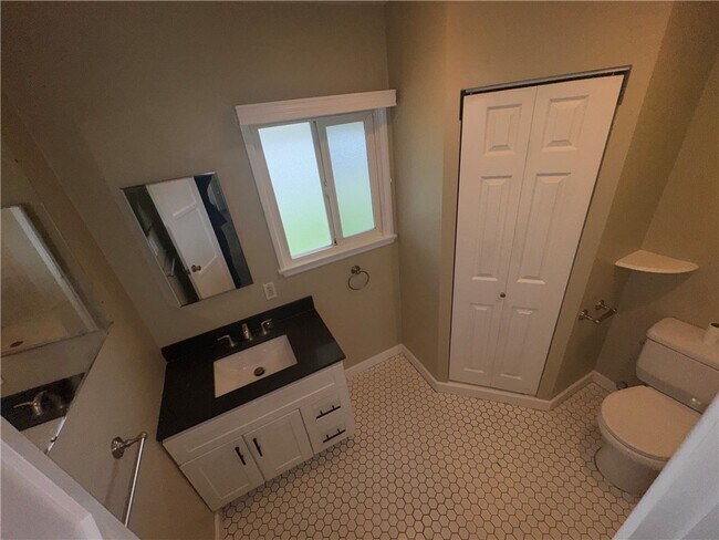 Building Photo - 2233 W Havenbrook St