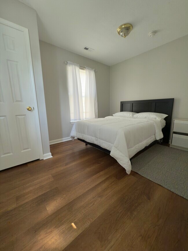 Building Photo - Churchill Downs Residence