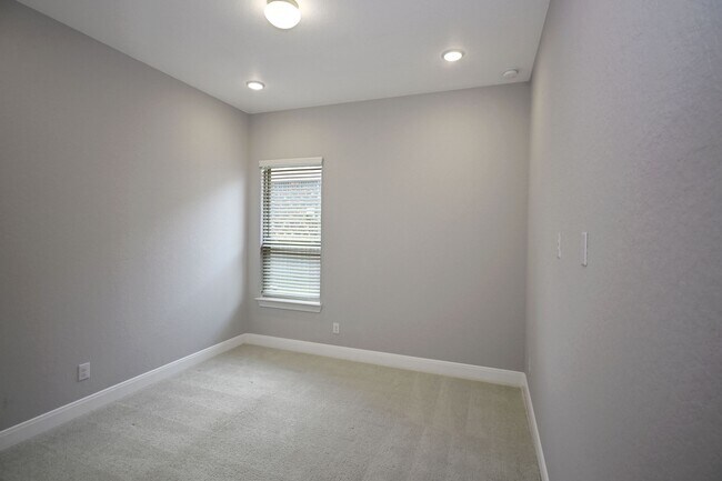 Building Photo - 1434 Oaklawn Dr