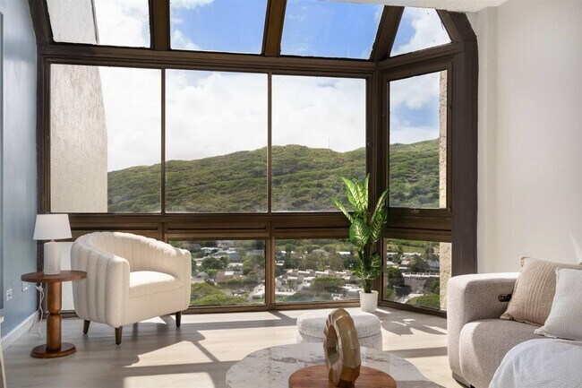 Building Photo - 531 Hahaione St