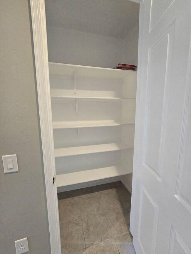 Building Photo - MOVE IN SPECIAL!! 3 Bedroom/ 2 Bath Red Rock Oasis