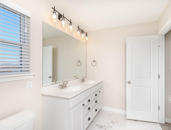 Building Photo - 720 Promenade Dr