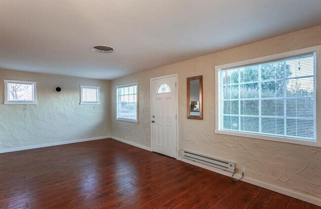 Building Photo - Eclectic 3 Bedroom 1 Bathroom with 2 Offices/Hobby Room