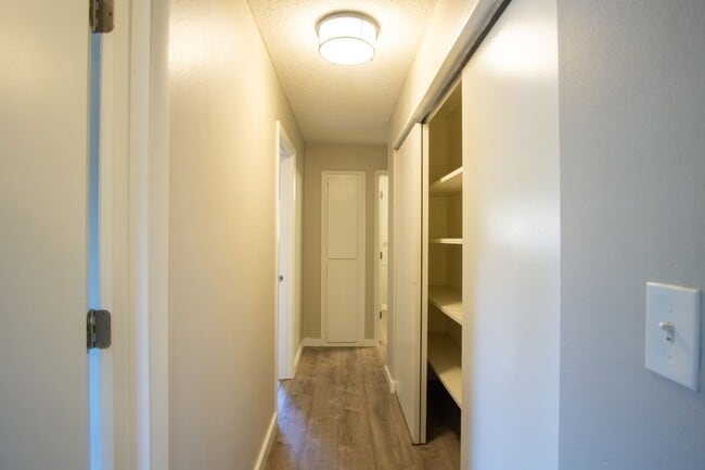 Building Photo - Close-in SE Spacious 3-Bed + A/C Ready Late July!