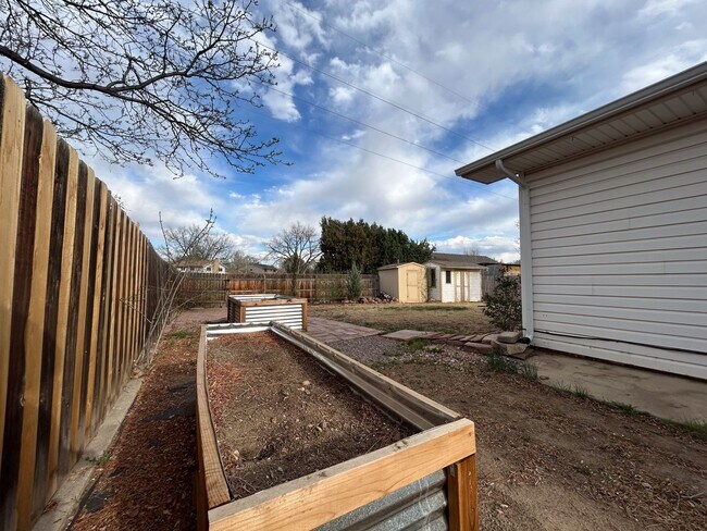 Building Photo - Wonderful Large 5 Bedroom House with Fenced Back Yard and 2-Car Garage