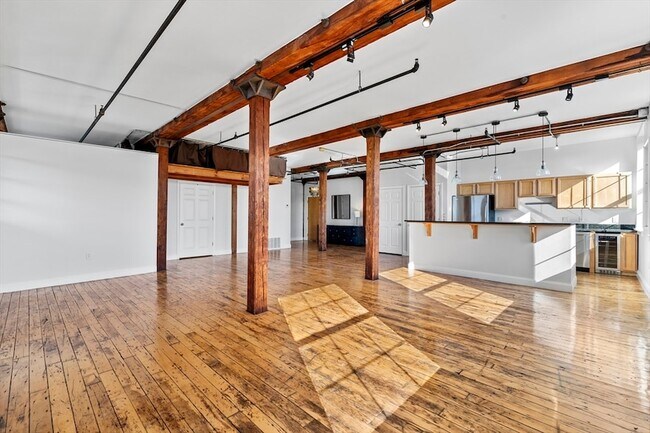 Building Photo - 881 E 1st St