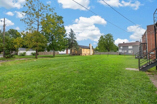 Building Photo - 1104-1106 Oakwood Ave