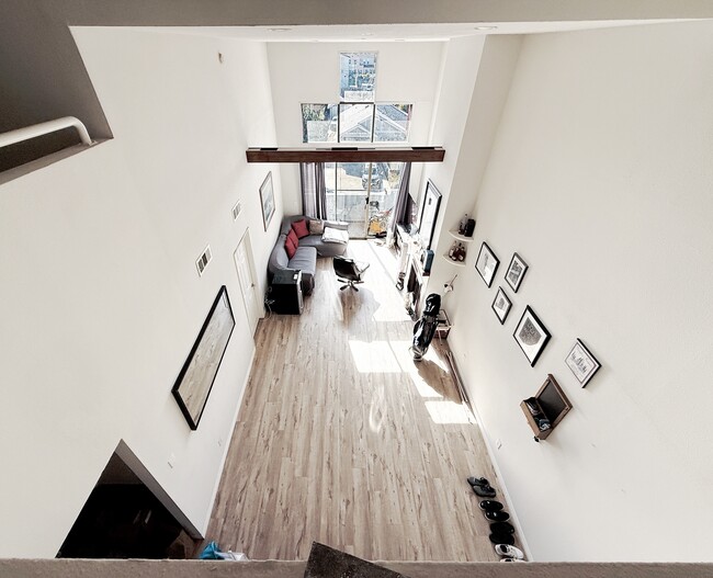 Building Photo - 5051 Rosewood Ave