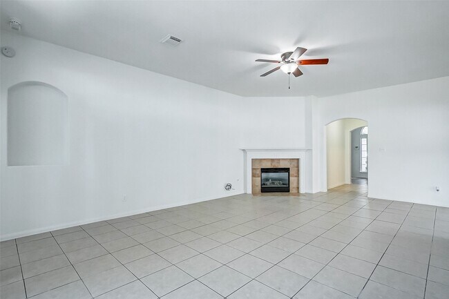 Building Photo - 15806 Land View Dr