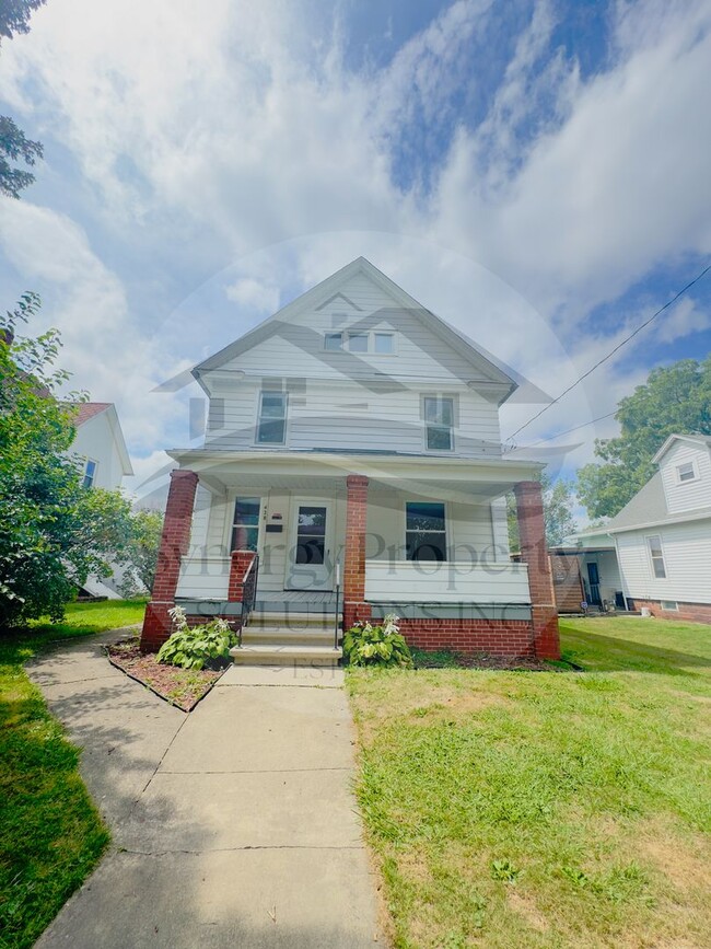 Primary Photo - Crestline Home Available Now