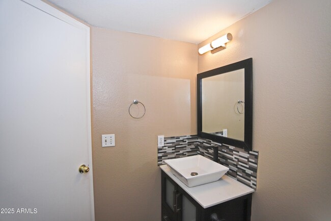 Building Photo - 842 N Naples Dr