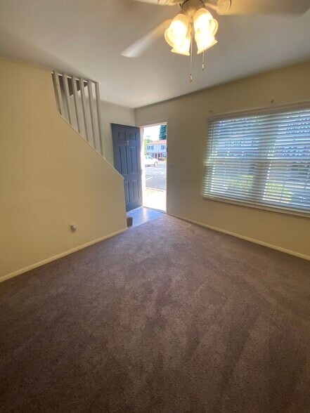 Living room - 806 College Ave