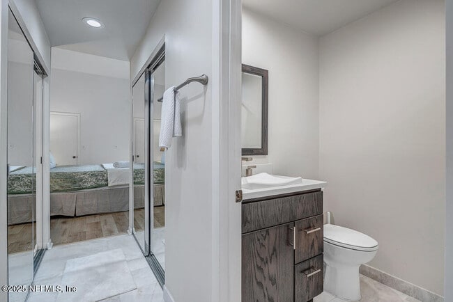 Building Photo - 810 Spinnakers Reach Dr