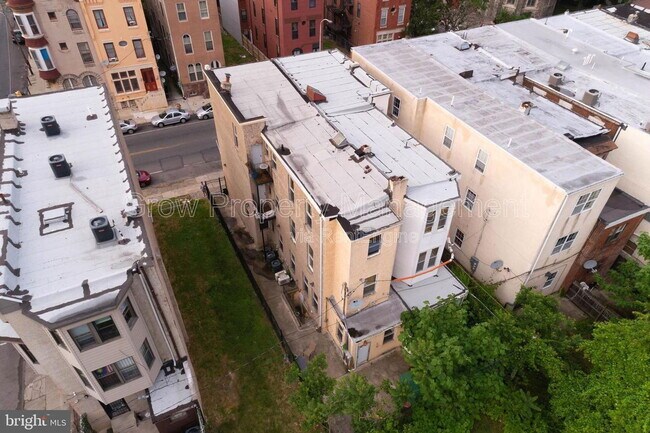 Building Photo - 1834 W Diamond St