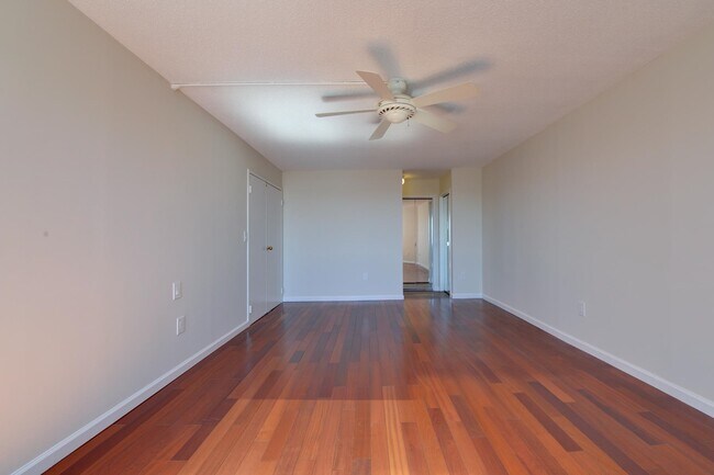 Building Photo - 1332 Harmon Cove Tower