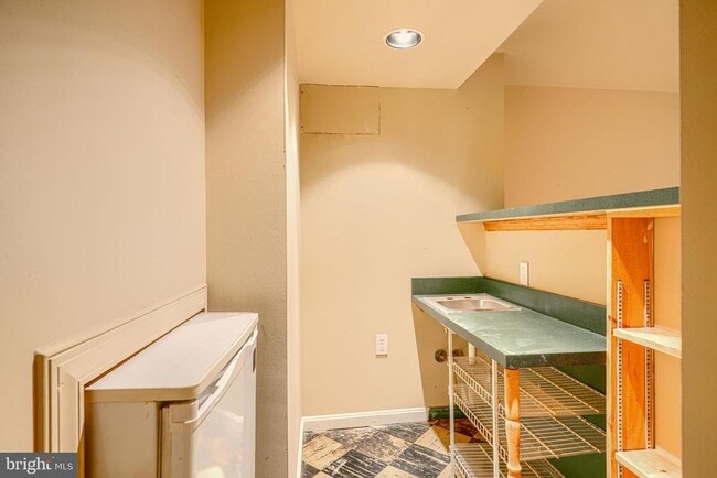 Building Photo - 372 Old Trail