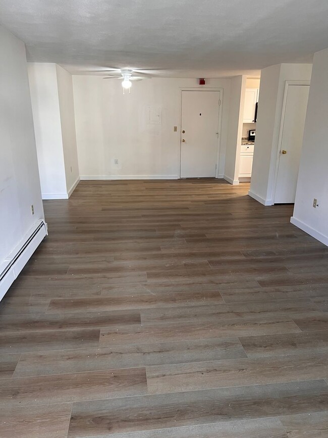 Building Photo - Beautifully Remodeled 3 bedroom Condo in H...