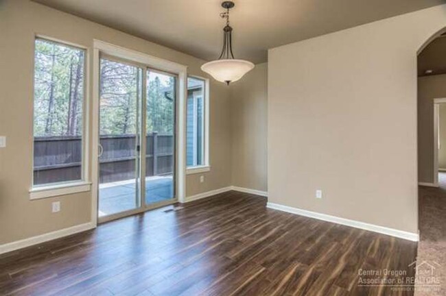 Building Photo - Immaculate Bend Single Level Townhome!