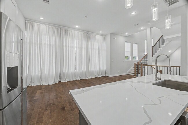 Building Photo - 1226 W 26th St