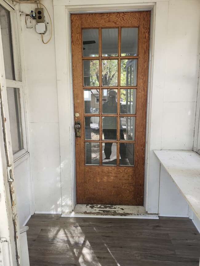 Building Photo - 533 E 11th St