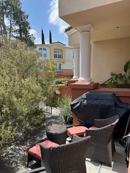 Building Photo - 1020 S San Marino Way