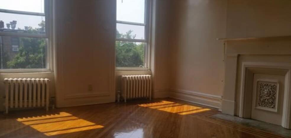 Lots of natural lighting and high ceiling - 198 Hancock St